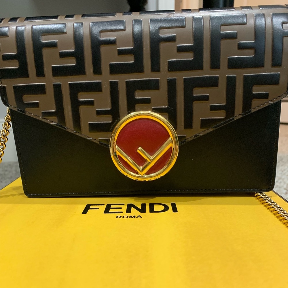 Fendi Wallet on Chain - Picture 1 of 8